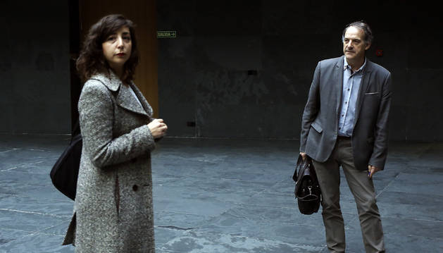 Laura Pérez (Podemos-Orain Bai) y Adolfo Araiz (Bildu), en el atrio del Parlamento foral.