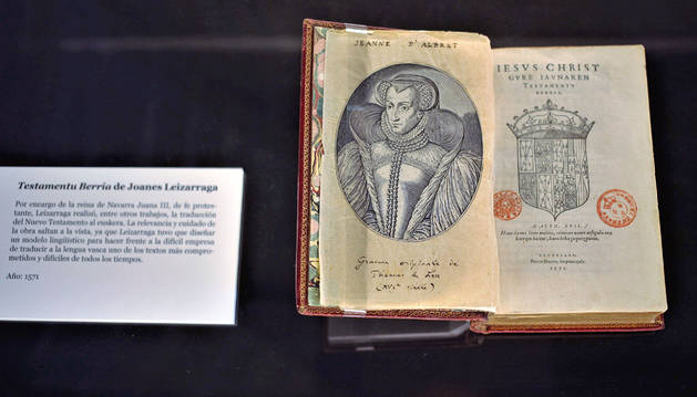 'TESTAMENTU BERRIA' DE JOANES LEIZARRAGA (1571). Por encargo de la reina de Navarra Juana III, de fe protestante, Leizarraga realizó, entre otros trabajos, la traducción del Nuevo Testamento al euskera. Leizarraga tuvo que diseñar un modelo lingüístico para hacer frente a la difícil empresa de traducir a la lengua vasca uno de los textos más comprometidos y difíciles de todos los tiempos.