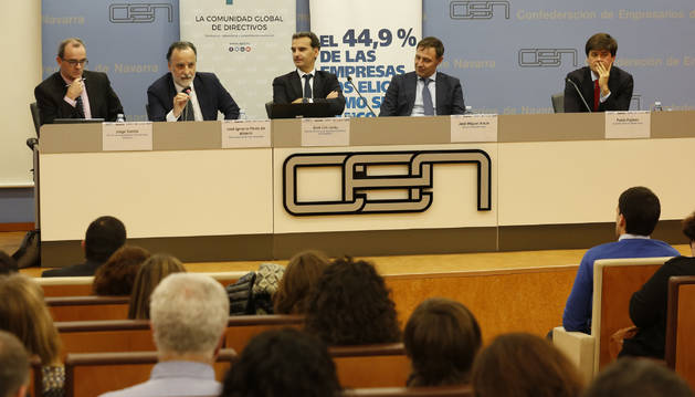 De izquierda a derecha, Jorge Santos y José Ignacio Pérez de Albéniz, de Arpa Abogados; José Luis Larriu (Caixabank); y José Miguel Ancín y Pablo Pajares, de Deloitte Legal.