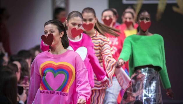 El color rosa y los corazones fueron los protagonistas de un desfile que mostró la cara más alegre de las modelos.