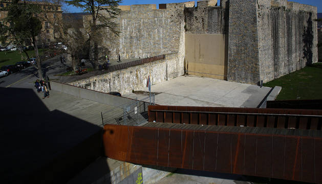 La pasarela peatonal con el frontón de Jito Alai en segundo plano, que une la Plaza de Santa María la Real con el Parque de la Media Luna, sigue vallada y está previsto su derribo.