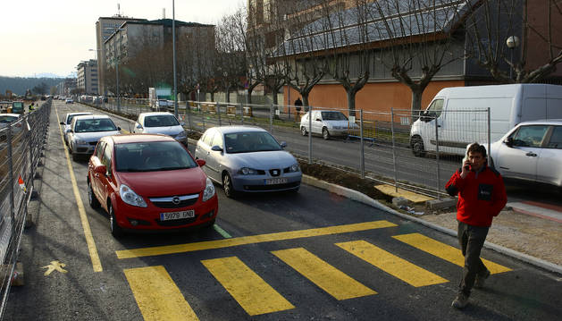Un peatón pasa junto al paso provisional que se ha pintado en la avenida de Pamplona, ya abierta en los dos sentidos de la circulación. A la izquierda, la zona dibujada para peatones.