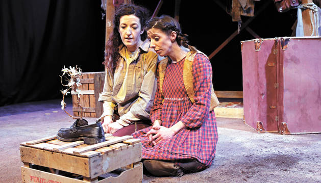 Las actrices Laura Villanueva (izq.) y Eva Azpilikueta, durante un ensayo en el centro de creación El Punto Gunea, situado en Berriozar.