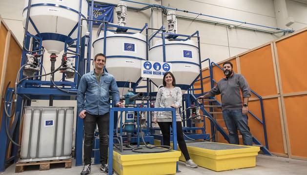 Los investigadores Ibai Díaz, Tamara Oroz y Víctor Moreno con los reactores de la línea química, en las instalaciones de L´Urederra.