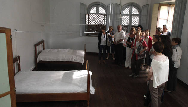 Un grupo de ciudadanos en una de las visitas guiadas al convento de las Salesas, en 2011.