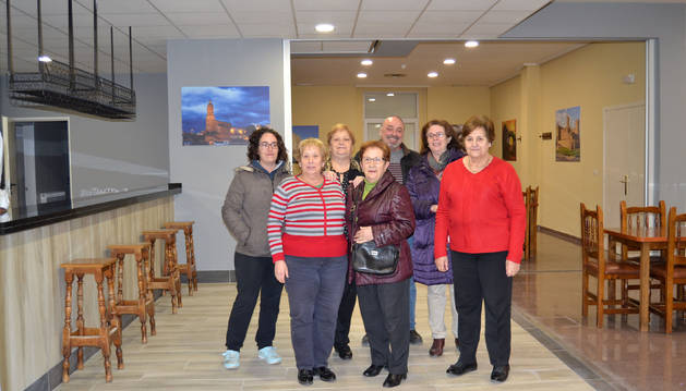 Patricia Macua Porcel, Nico Alfonso Pérez, Mati Marfil Pérez, Tere Sádaba Itarte, Manuel Terés, Isabel Nausía Tres y Gloria Ambrosi Ezquerro. en el interior del remodelado club de jubilados de Andosilla.