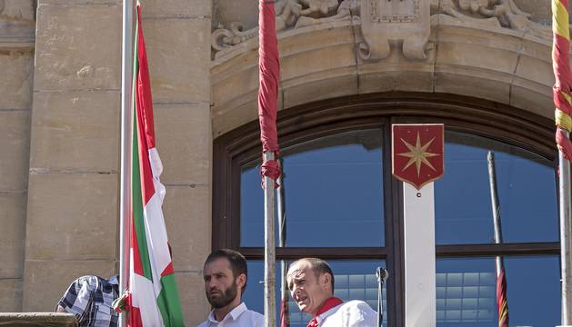 Cohete de fiestas de Estella el 4 de agosto de 2017 con la ikurriña en el balcón consistorial.