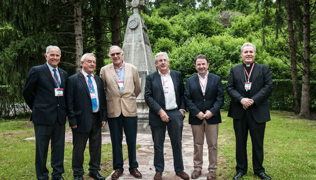 En la imagen del centenario de la asociación, Miguel Ángel Letamendia, José Antonio Zaldúa, Fermín Goñi, Pedro Etxenike, Martín Berasategui y el obispo de Bilbao, Mario Iceta.