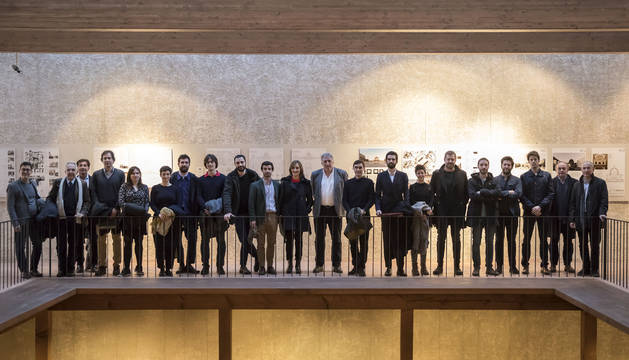 Representantes de los siete estudios de arquitectura seleccionados, con el alcalde Joseba Asiron.