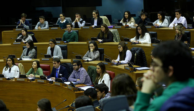 El hemiciclo navarro rejuveneció ayer con el debate sobre la democracia protagonizado por alumnos de 1º de los grados de Magisterio de la UN.