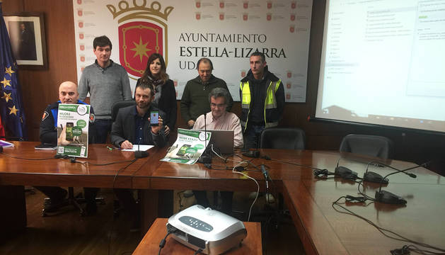 Responsables de las áreas municipales y empresas implicadas. Pablo Salvatierra (jefe de la Policía Municipal), Alfredo Martínez de Carlos (jefe de Servicios), el alcalde Leoz, Judith Aguinaga (Electricidad Fija), Javier Marín (Urbanismo), Óscar Martínez (informático municipal) y Javier Garrón (Cespa).