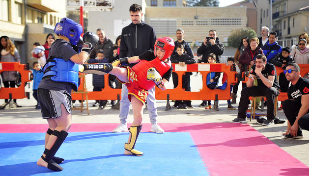 Público, técnicos y el árbitro siguen atentos la evolución de uno de los combates celebrados en Peralta este pasado sábado en la primera jornada de los Juegos Deportivos.