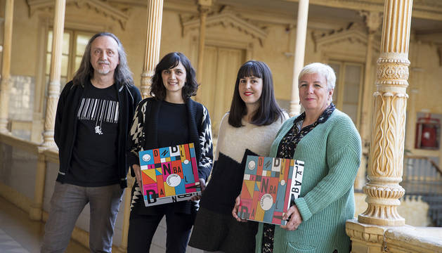 De izda. a dcha.: Carlos Martínez Álava, director del Servicio de Patrimonio Histórico; Jyotima Barrenetxea Urrutia y Betisa Ojanguren San Millán, de Bitartean; y Dori López Jurío, directora general de Cultura.