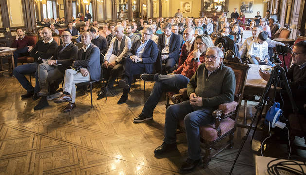 Una vista de la sala del Nuevo Casino con los asistentes al foro de Diario de Navarra, con el presidente Luis Sabalza en primer plano a la derecha.