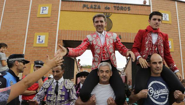Pablo Hermoso de Mendoza y su hijo Guillermo salen a hombros de la plaza de toros de Sangüesa, el pasado septiembre.