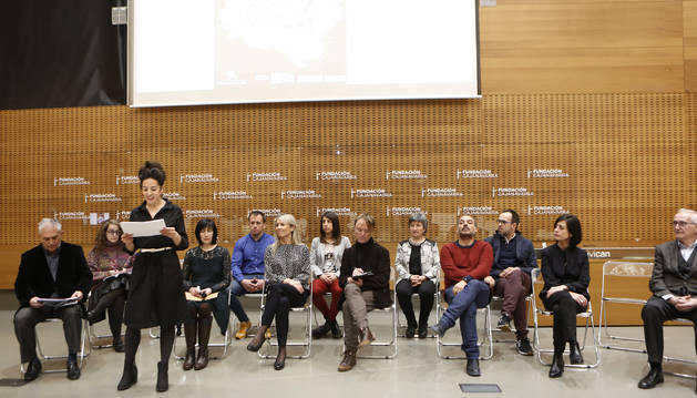 De izquierda a derecha, Raúl Madinabeitia, director del proyecto; Begoña Aós Llorens, responsable de comunicación; la actriz Adriana Salvo (de pie), Arantza Lorenzo de Reizábal, coordinadora de los talleres; Odei Aldaz, trabajador social; Bárbara Pérez Pena, directora médica de la Clínica Josefina Arregui; Sara Armendáriz, profesora de taller; Jesús Arbués, director del espectáculo; Begoña Almirantearena, profesora de taller; Fernando Vera, director del documental; Joseba Arregui, presidente del patronato de la Fundación Felipe Lecea (que está a cargo de la Clínica Josefina Arregui); Irantzu Vázquez, de Fundación Caja Navarra, y el médico psiquiatra Vicente Madoz, asesor del proyecto y confundador de la Clínica Josefina Arregui.
