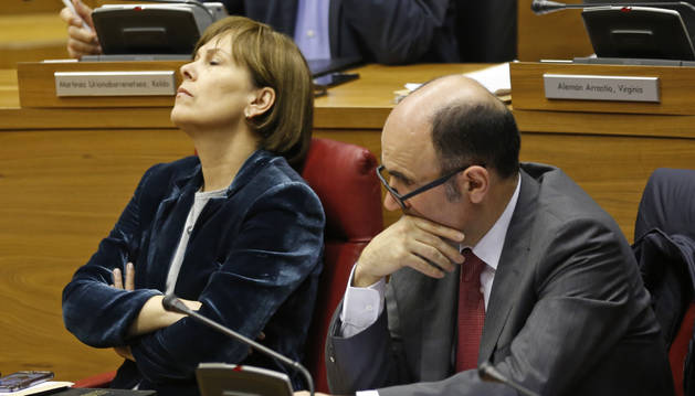 La presidenta Uxue Barkos y el vicepresidente Manu Ayerdi, durante la sesión plenaria de este jueves.
