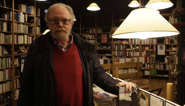 Gabriel Pérez, en la librería Walden, donde presentó la novela La confesión de Joaquín Grau.