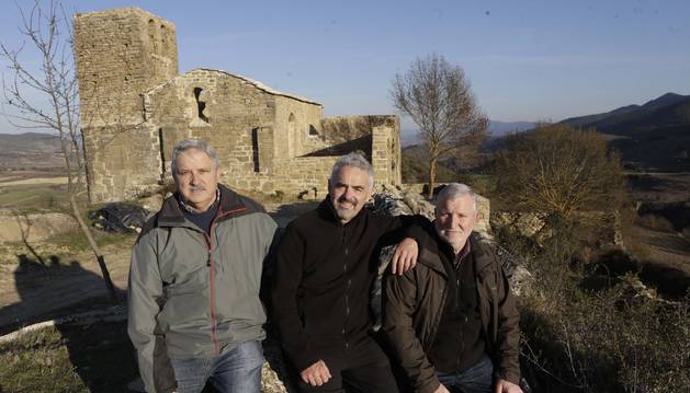 Con la iglesia de Santa Elena de Abaiz a sus espaldas, posan para la foto, de izda. a dcha.: Blas Garayoa Ojer, Serafín Zabalza Zabalegui y José Mª Iriarte Ojer.