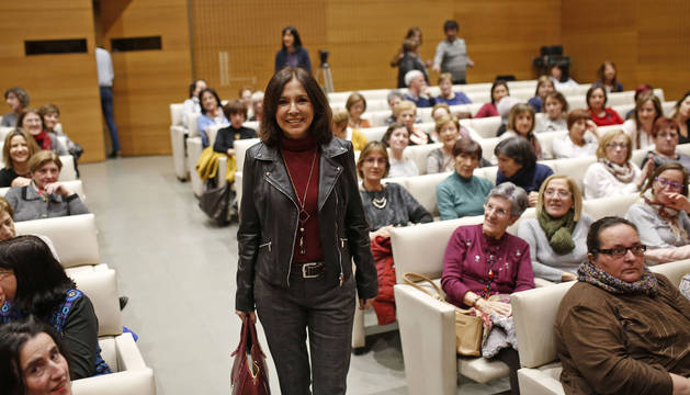 La periodista Isabel Gemio, ayer a su llegada a Civican, donde presentó su libro 'Mi hijo, mi maestro' dentro de 'Expofamily, mes a mes'.