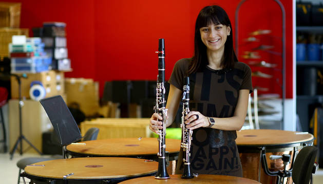 Carmen Barasoain Sádaba. En la mano derecha, el clarinete; en la izquierda, el requinto, instrumento que toca ahora en La Pamplonesa.