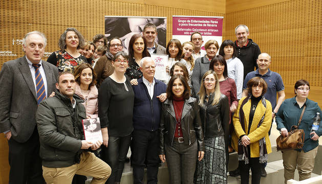 Enrique Munilla y Mayra Gil (los padres de Izan), primeros por la izquierda con el libro de Isabel Gemio, posan junto con el neurólogo Adolfo López de Munain (a su lado), Isabel Gemio y miembros de GERNA (Grupo de Enfermedades Raras de Navarra), el jueves, en Civican.