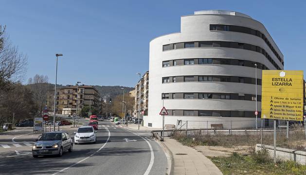 Viviendas del solar de Renolit junto a las que se alzarán nuevos bloques que dará acceso la rotonda.