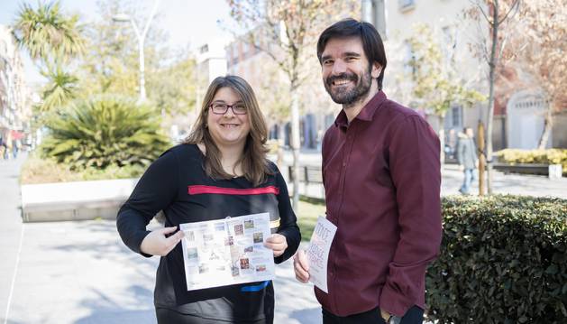 Olga Risueño y Eneko Larrarte posan con el díptico que se va a repartir entre los ciudadanos.