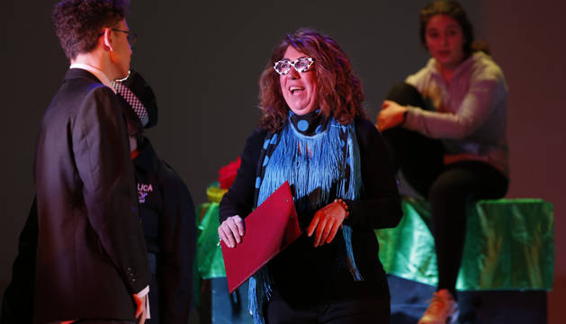 Carmen Alba con otros de los intérpretes de la obra, durante el ensayo general que tuvo lugar este viernes.