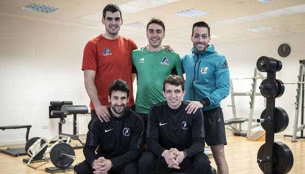 El grupo de entrenamiento de alto rendimiento de Zentrum. Arriba y de izda. a dcha.: los pelotaris Joseba Ezkurdia y Peio Etxeberria y el árbitro de fútbol Eduardo Prieto. Abajo, sus entrenadores Rubén Ayarra y Carlos Chocarro. El aizkolari Joxean Etxeberri se ausentó en esta sesión para preparar la apuesta de este domingo.