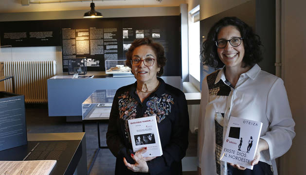 Pilar Oteiza, sobrina del artista, sujeta en el Museo Oteiza Quousque tandem...! A su lado, Elixabete Ansa con Existe Dios al noroeste.