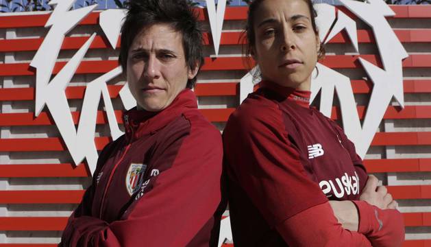 Erika Vázquez y Ainhoa Tirapu posan en Lezama, el pasado miércoles. Son las capitanas del Athletic y las jugadoras navarras con más partidos con la selección absoluta.