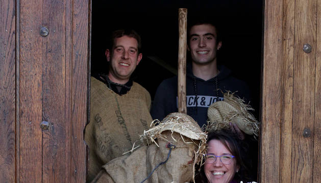 En la puerta de la posada, Goio Urteaga Espinal, disfrazado de Herrero; y Ohiana Oiz Olagüe (Txatxu). Detrás, Iñaki Ariztegi Calzado (Zaldiko) e Ibai Musquiz Zafra (Ziripot).