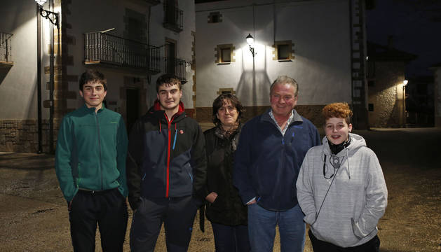 Foto de Javier y Adriáin Ochotorena Apesteguía; sus padres, Begoña y Fermín, y Mireia San Julián Urabayen, junto a la plaza de Iturgoyen.