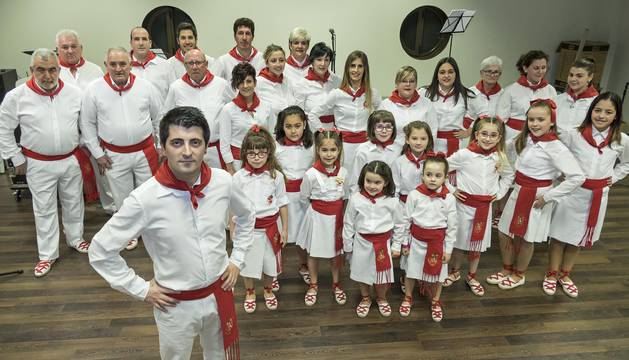 Santiago Urtubia , autor de A la sombra de Mendía, con los miembros de la escuela de jotas que dirige en Arróniz en el festival del viernes.