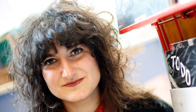 La pamplonesa Andrea Ganuza, licenciada en Bellas Artes, con dos de sus publicaciones.