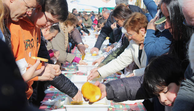 La degustación de tostadas al mediodía, en el momento de mayor afluencia de visitantes en las inmediaciones del trujal Mendía.