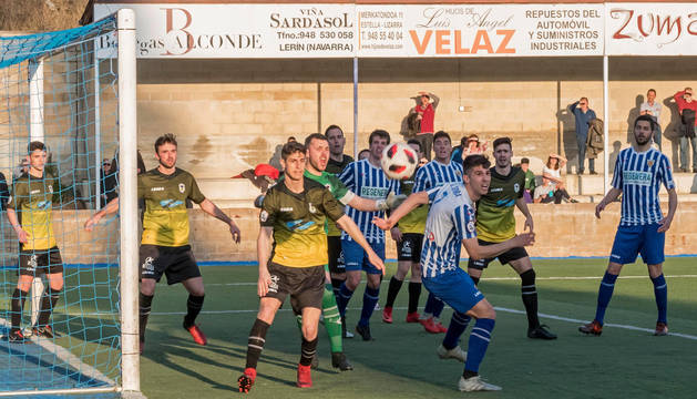 Los jugadores del Izarra buscan un balón para rematar uno de los saques de esquina, en la segunda parte del partido ante el Langreo.