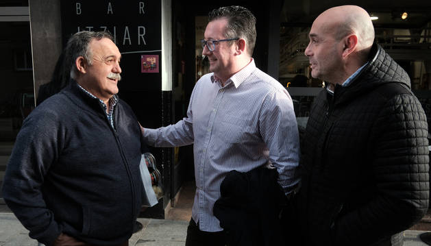 Patxi Bueno (en el centro) y Antonio Urbiola saludan a Juanjo Aragón, quien llega cargado de latas de pimientos y espárragos lodosanos para sus salvadores.