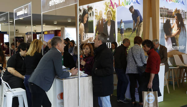 Numerosos visitantes en la XVI Feria Internacional del Turismo cogiendo información en uno de los stands de Gran Canaria.