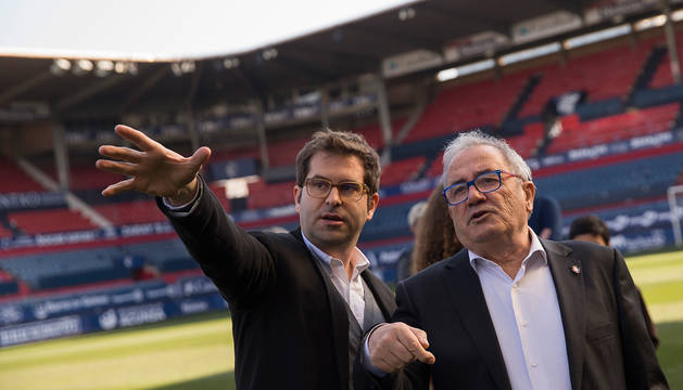 Jaime Suescun, del estudio OFS Arquitectos, explica el proyecto al presidente de Osasuna, Luis Sabalza.