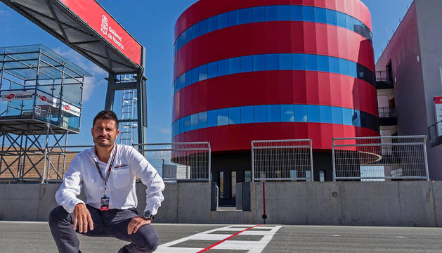 Manel Muñoz, director del Circuito de Navarra, junto a una de los símbolos de la instalación, su torre.