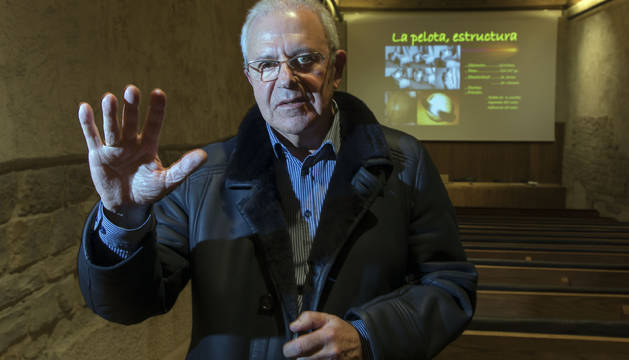 El doctor Ander Letamendia impartió este martes una conferencia sobre las manos de los pelotaris en el Condestable de Pamplona.