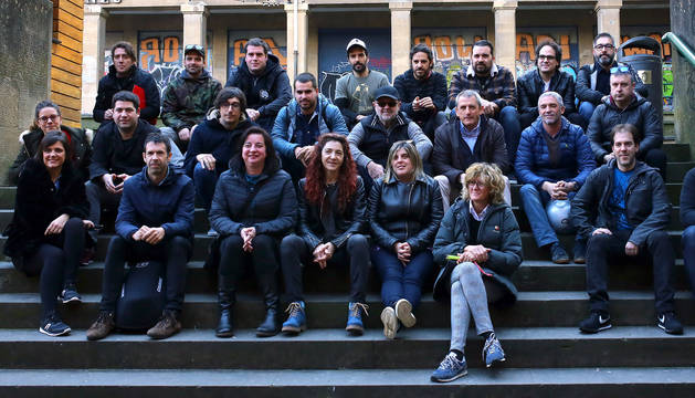 foto de Miembros de Musika Industriaren Elkartea posaron ayer, al comienzo de la reunión en la Sala Zentral de Pamplona, con interesados en conocer la asociación.