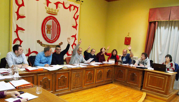 FOTO DE Los 13 ediles participaron en el pleno de ayer. Reunió a una decena de vecinos y duró 45 minutos. En la foto, la APS vota el presupuesto.