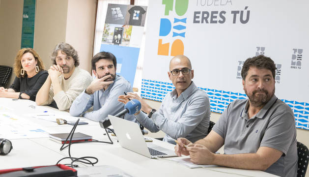 De izda. a dcha: Silvia Cepas Medina, Daniel López Córdoba, Eneko Larrarte Huguet y los autores del logo, Juan Carlos Parra Torres y Asis Bastida Machiñena.