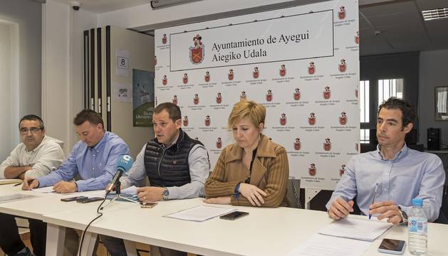 Desde la izquierda, José Luis Etayo, Leo Camaces, Juan Mari Yanci, Conchi Galdeano y Miguel Ángel Martín, ayer durante la comparecencia de Ayegui Unido en el Ayuntamiento de la localidad.