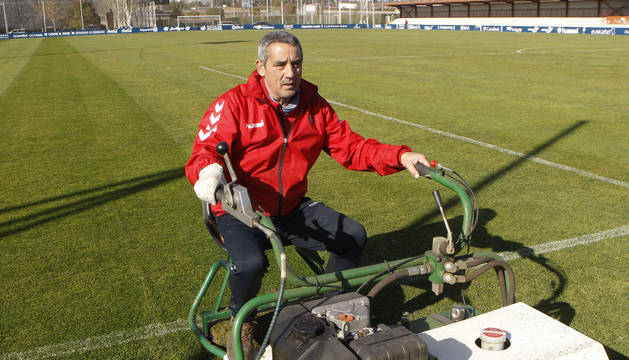 Cándido Sánchez García trabaja en el cuidado de uno de los campos de Tajonar, donde habitualmente trabaja el primer equipo.