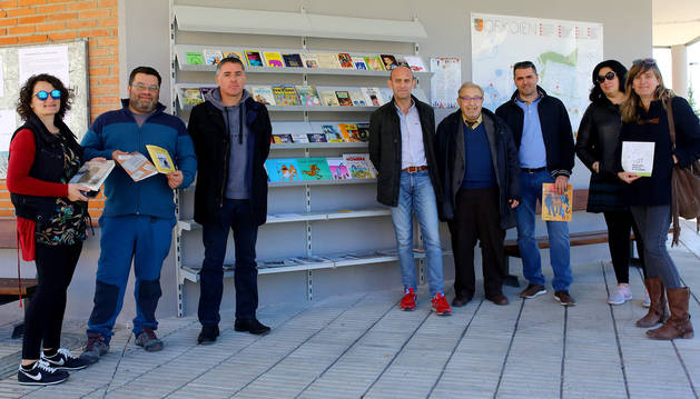 foto de De izquierda a derecha, Mónica Redondo y Breixo Pequeño, concejales de EH Bildu; Carlos Arróniz, alcalde por UIO; Jesús Mª Unzué, teniente de alcalde y responsable de Cultura; Miguel Ángel Ruiz, edil de UPN; Agustín Pacheco (UIO), Carlos García (Apyma San Miguel) y la técnica de Urbanismo, Beatriz Gastesi.