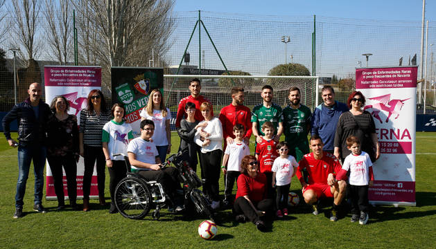Familias del Grupo de Enfermedades Raras de Navarra (GERNA) y jugadores de Osasuna y Osasuna Magna (Xota), el martes en Tajonar.